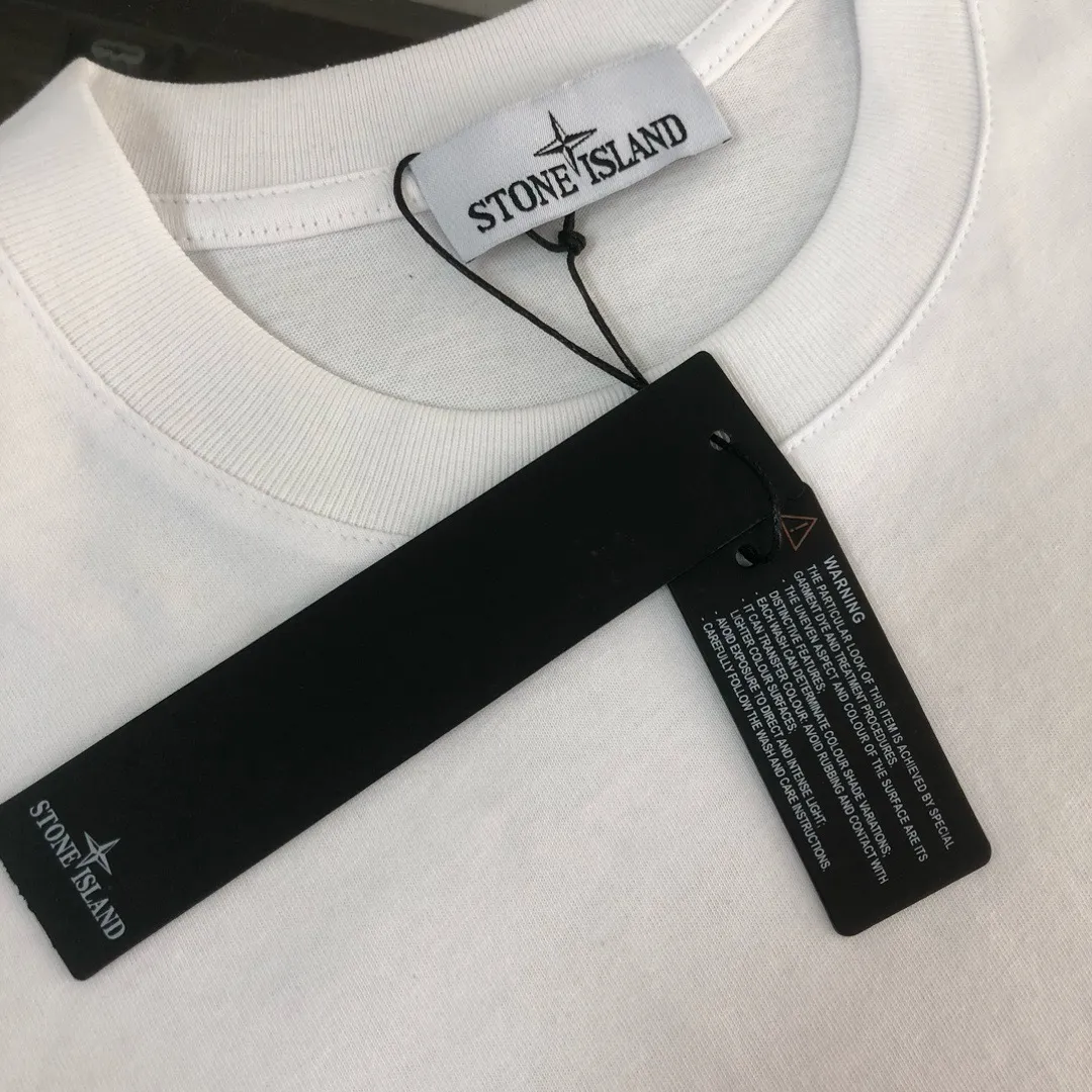 P150 A⭐️Stone Island Latest Couple Style Round Neck Short Sleeve Couple T-shirt ~ Spring and Summer New Product High Quality 🔥🔥Customized Unique Compass Logo Embroidery Logo Embellishment ~ Fashionable and Versatile Trendy Style Customized Imported Fabrics! Comfortable to wear, breathable, fashionable without losing personality, the upper body is casual and casual, handsome and stylish, showing the temperament of a big brand. All three standards are complete! ! Color: Black White Dark Gray Brown Size: SMLXLXXL